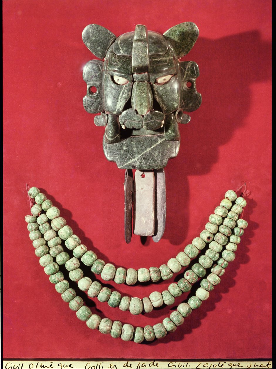 Zapotec mellizom maszk formájában, amely a denevéristent, Piquete Zinát ábrázolja Monte Albanból, Oaxaca (jáde) és 90 tök alakú gyöngyből készült olmék nyaklánc, La Venta, Tabasco (pala) alkotó: Pre Columbian