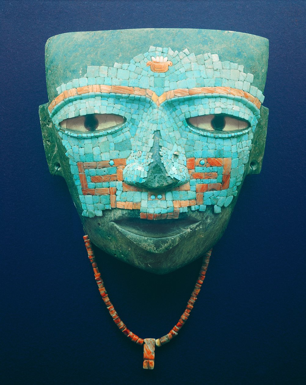 Teotihuacani temetési maszk (kő, türkiz, obszidián és kagyló) alkotó: Pre Columbian