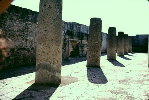 Udvar oszlopokkal alkotó: Pre Columbian Pre Columbian