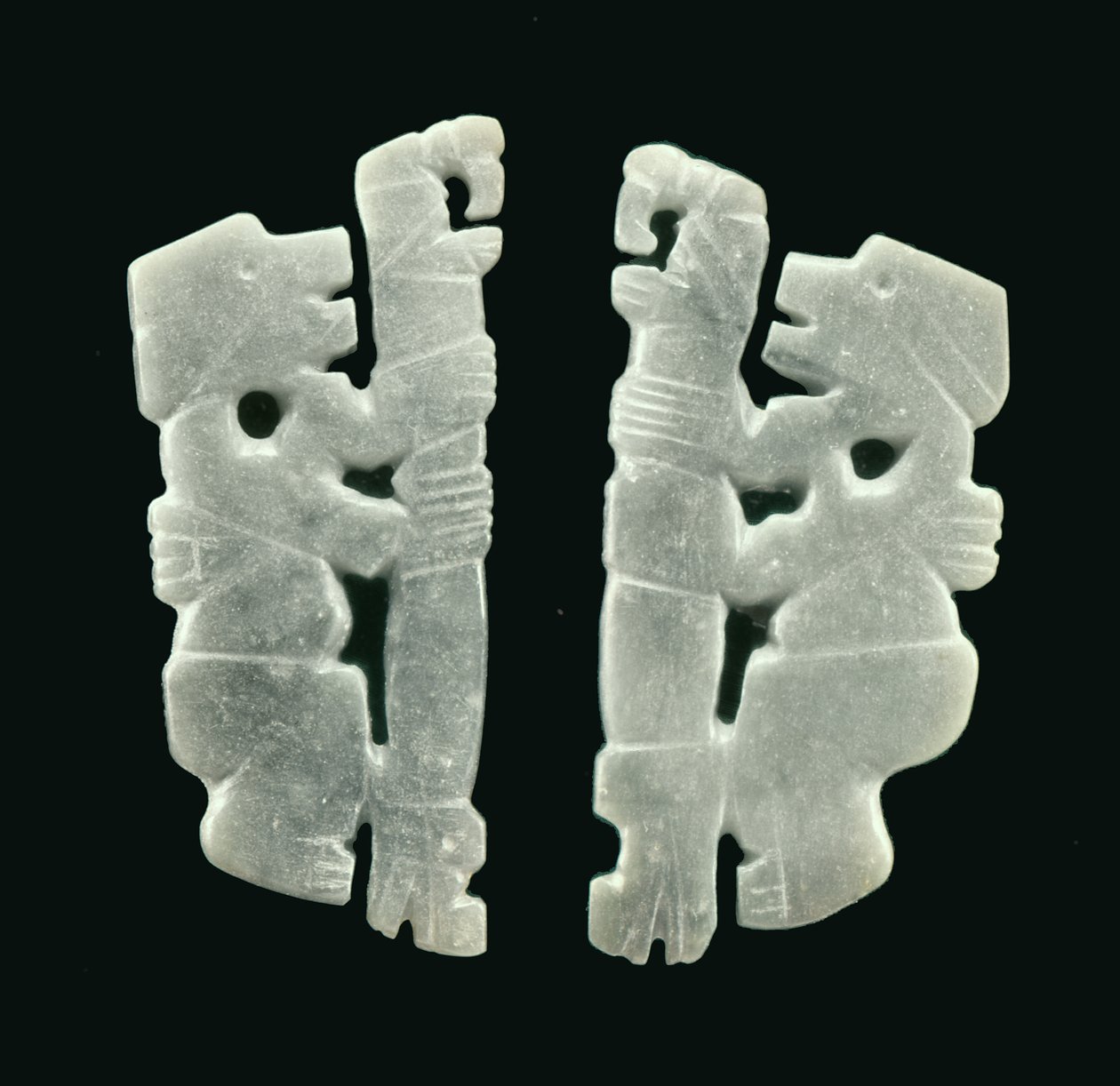 Pálcát hordozó figurapár, Guacimo-ból, Linea Vieja területéről (áttetsző kék-zöld jáde) alkotó: Pre Columbian Pre Columbian