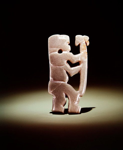 Pálcás medál, Guacimoból, Linea Vieja területéről (félig áttetsző halványzöld jade) alkotó: Pre Columbian Pre Columbian