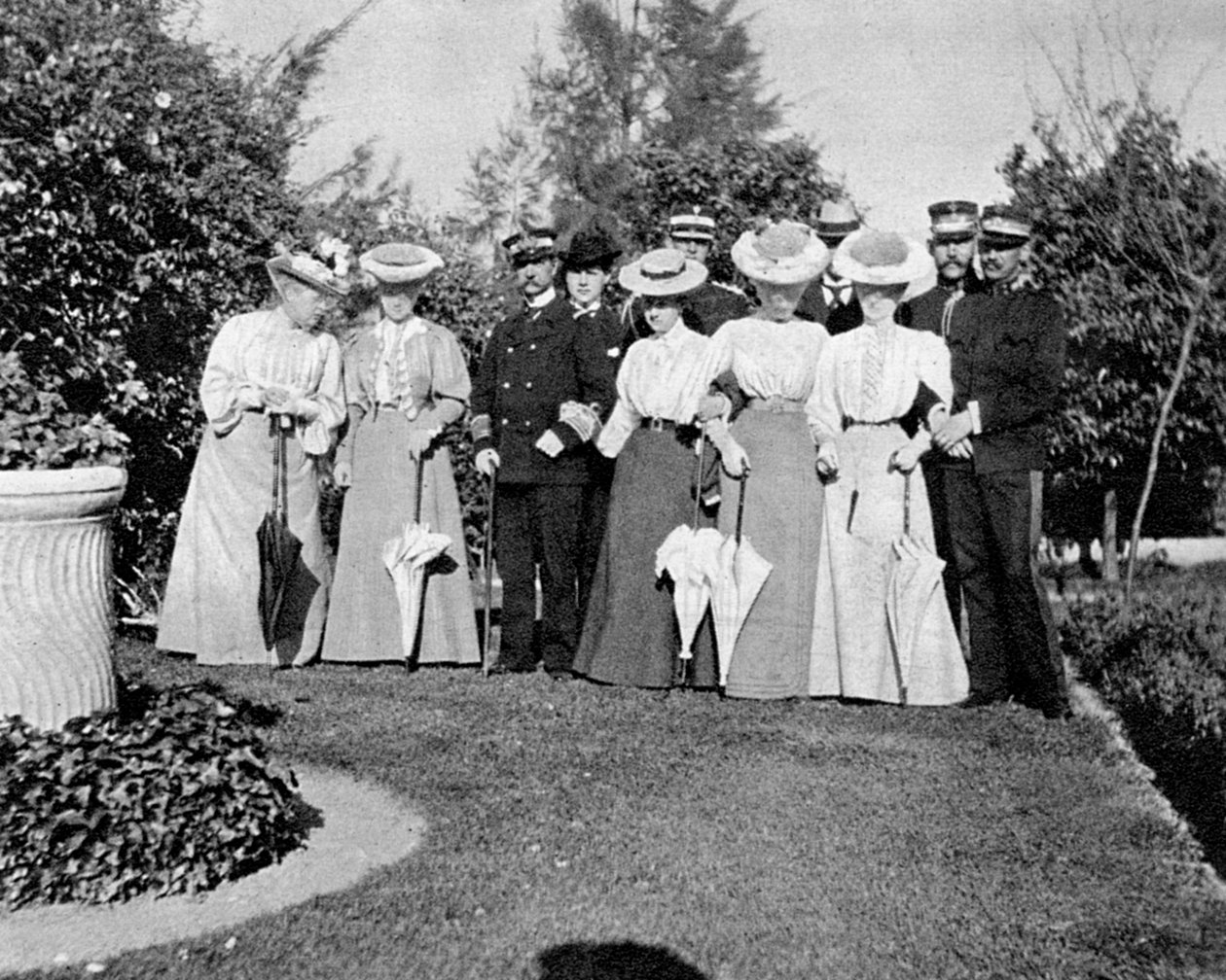 Családi csoport Athénban, 1908. alkotó: Queen Alexandra