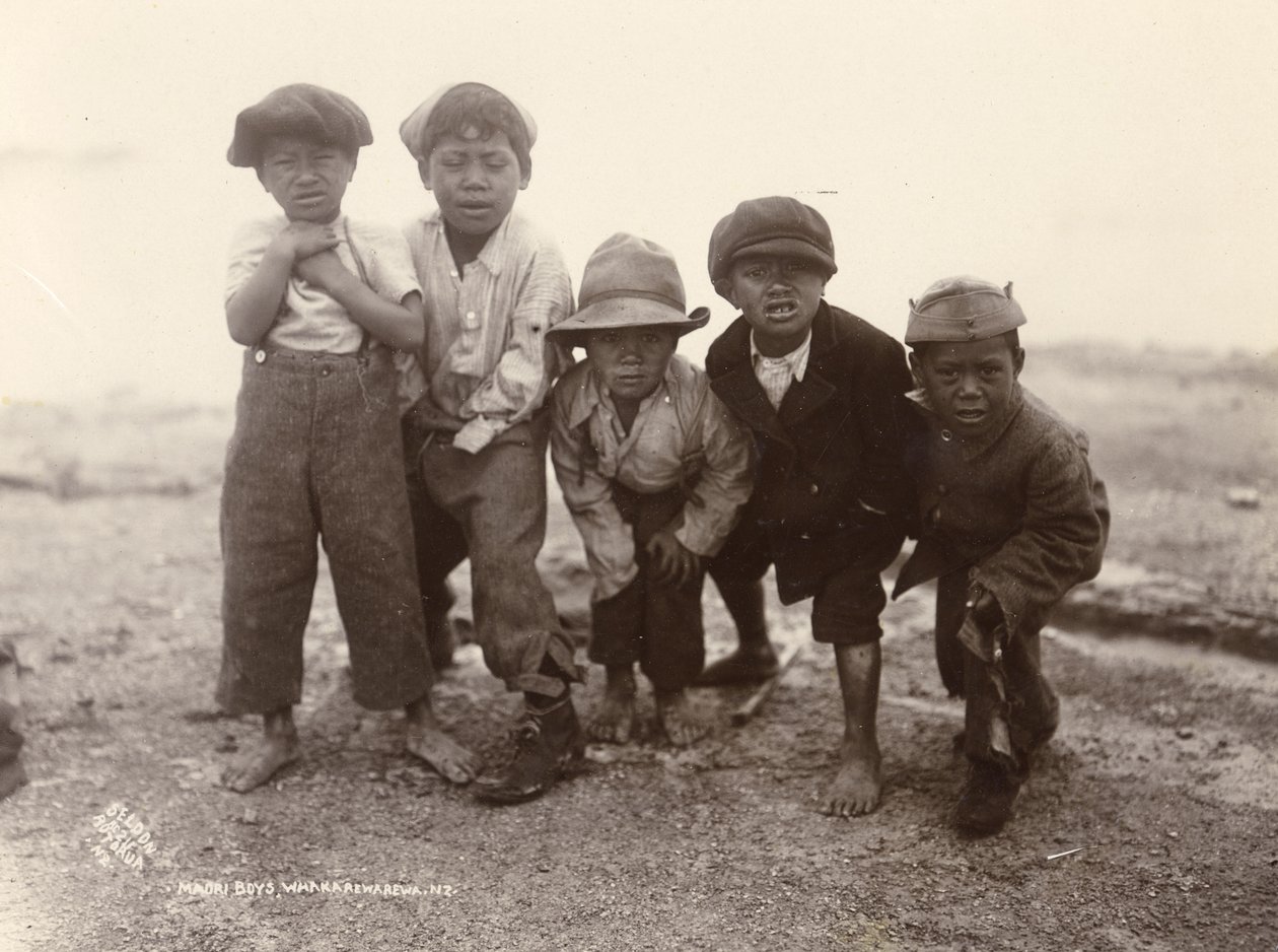 Maori fiúk, Whakarewarewa, 1910 körül (ezüst zselatinos nyomat) alkotó: Ralph Seldon