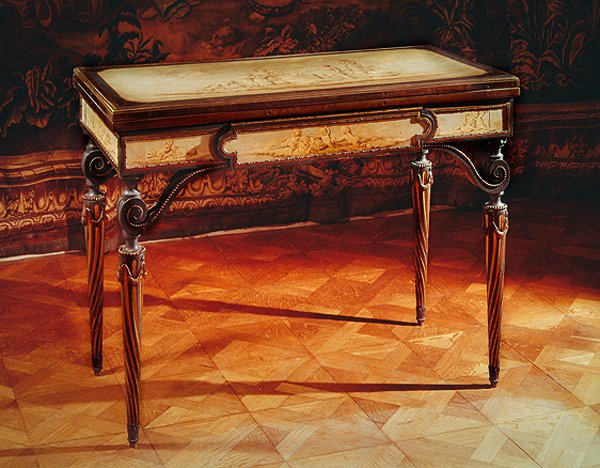 Játékasztal, amely egykor Marie-Antoinette-é volt (festett fa) alkotó: Rene Dubois