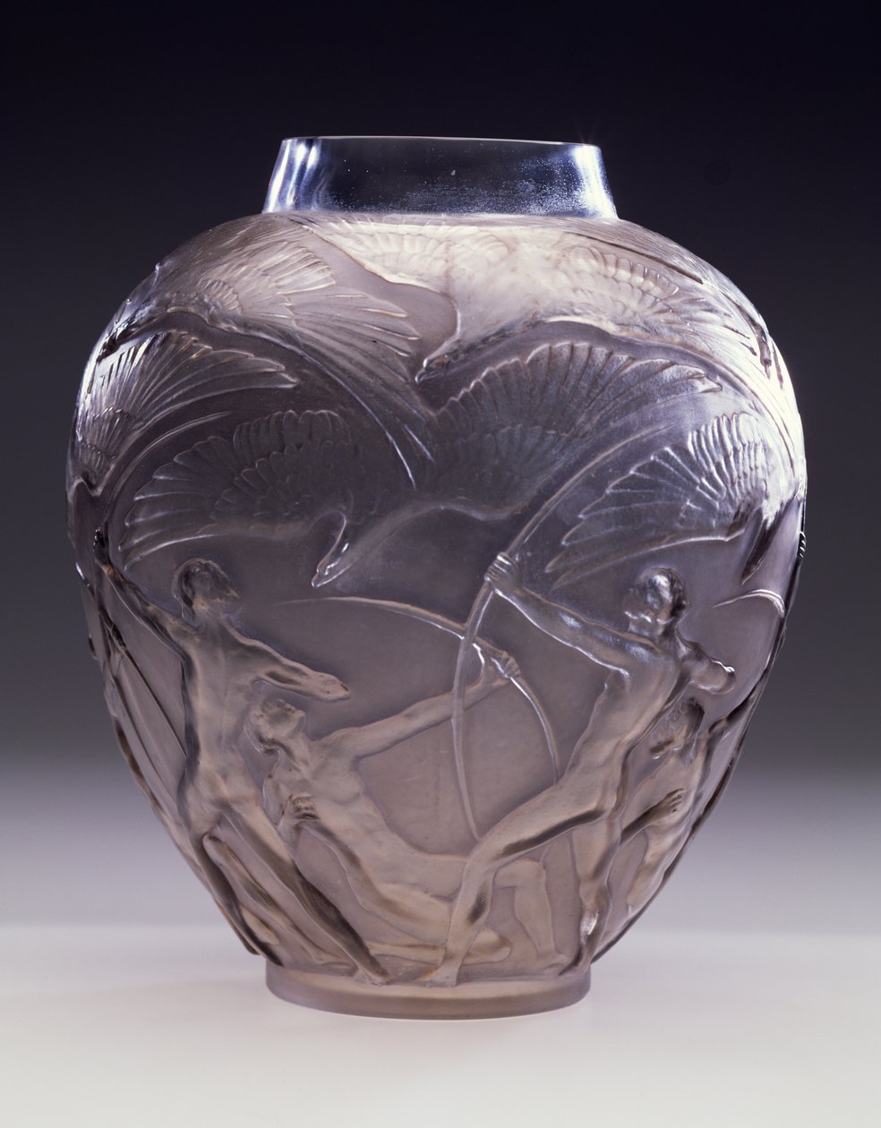 Archers váza, 1921 (füstszürke patina formába fújt üvegen) alkotó: Rene Jules Lalique