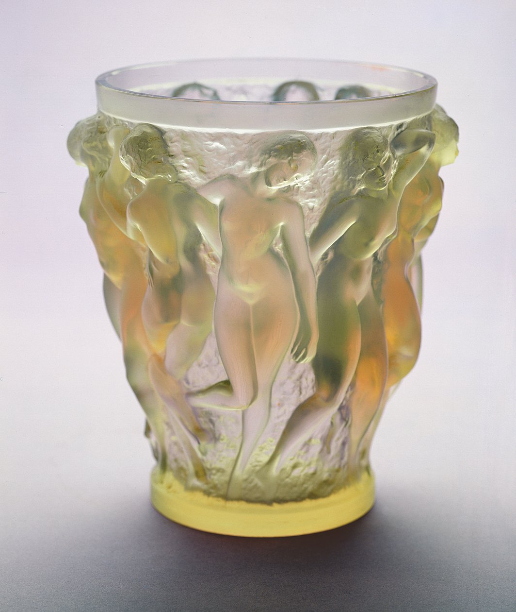 „Bacchantes”, egy opálos váza táncoló nőstények frízével (üveg) alkotó: Rene Jules Lalique