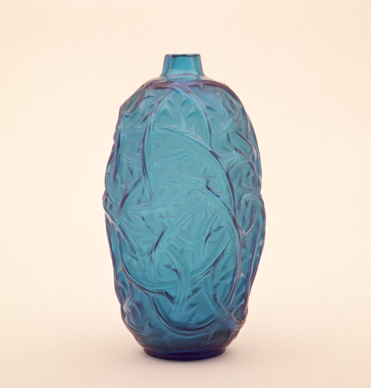 Tejes, átlátszatlan váza kézi színezés nyomaival, 1902 körül (üveg) alkotó: Rene Jules Lalique