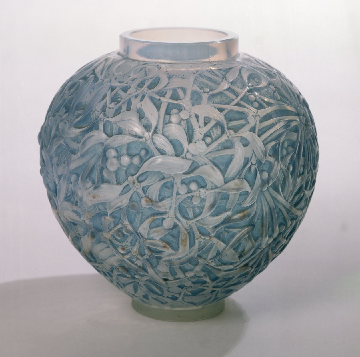 Fagyöngy váza, 1920 (kék patina opálos üvegen) alkotó: Rene Jules Lalique