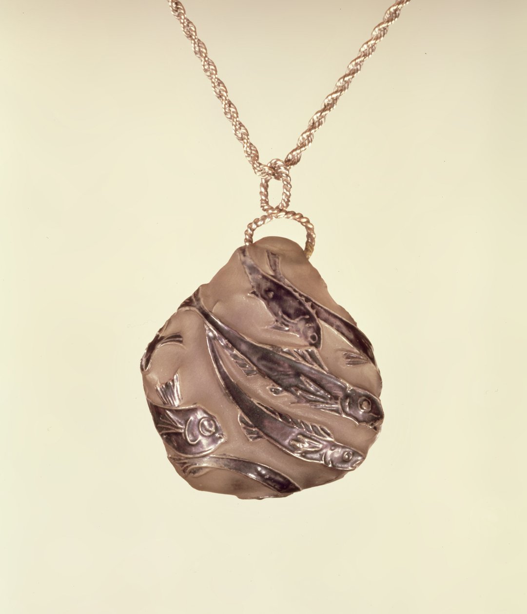 Lalique medál matt üvegfelülettel, 1902 körüli, Lalique, 1902 körüli alkotó: Rene Jules Lalique