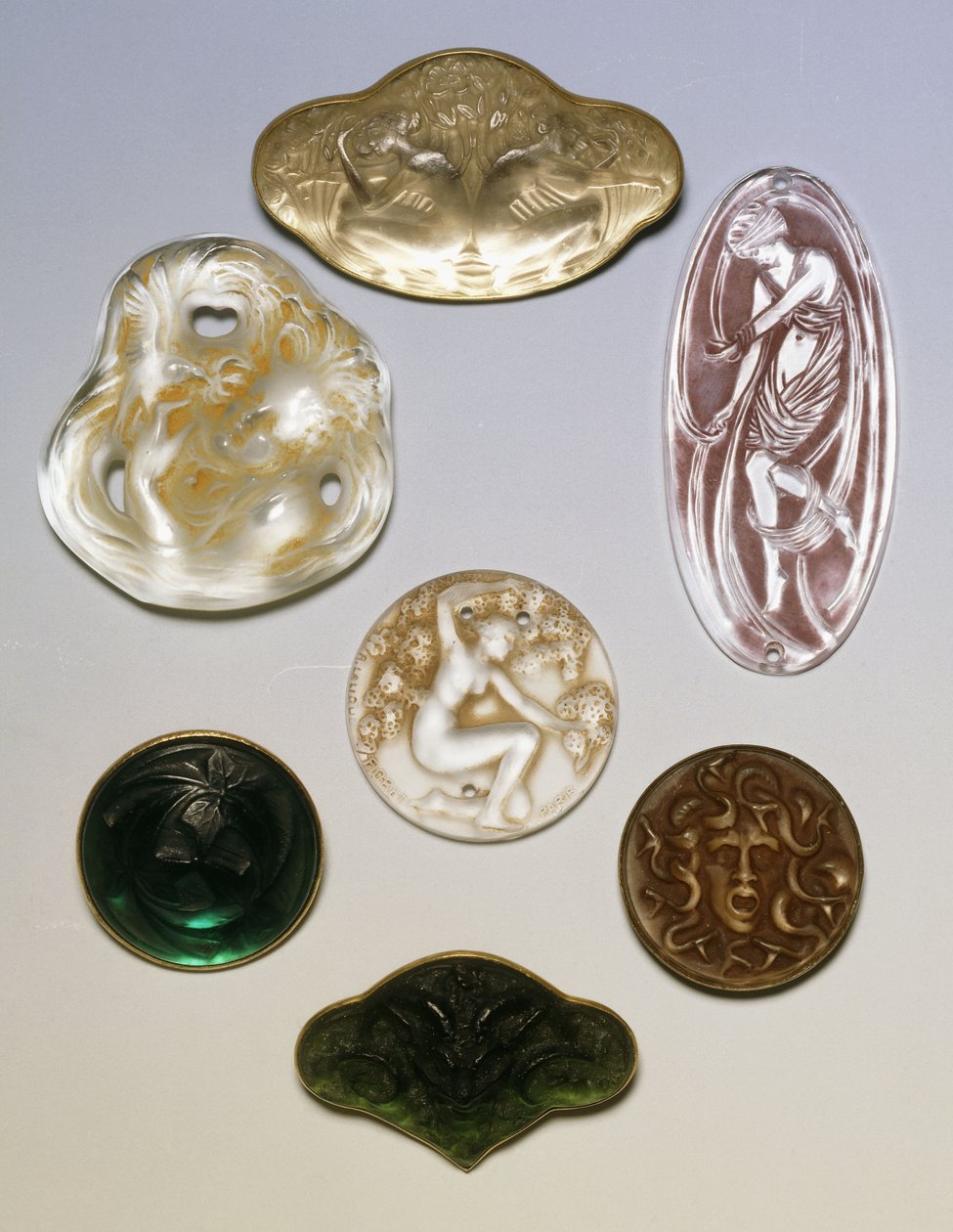 Különféle üveg brossok, pecsétek és medálok alkotó: Rene Jules Lalique