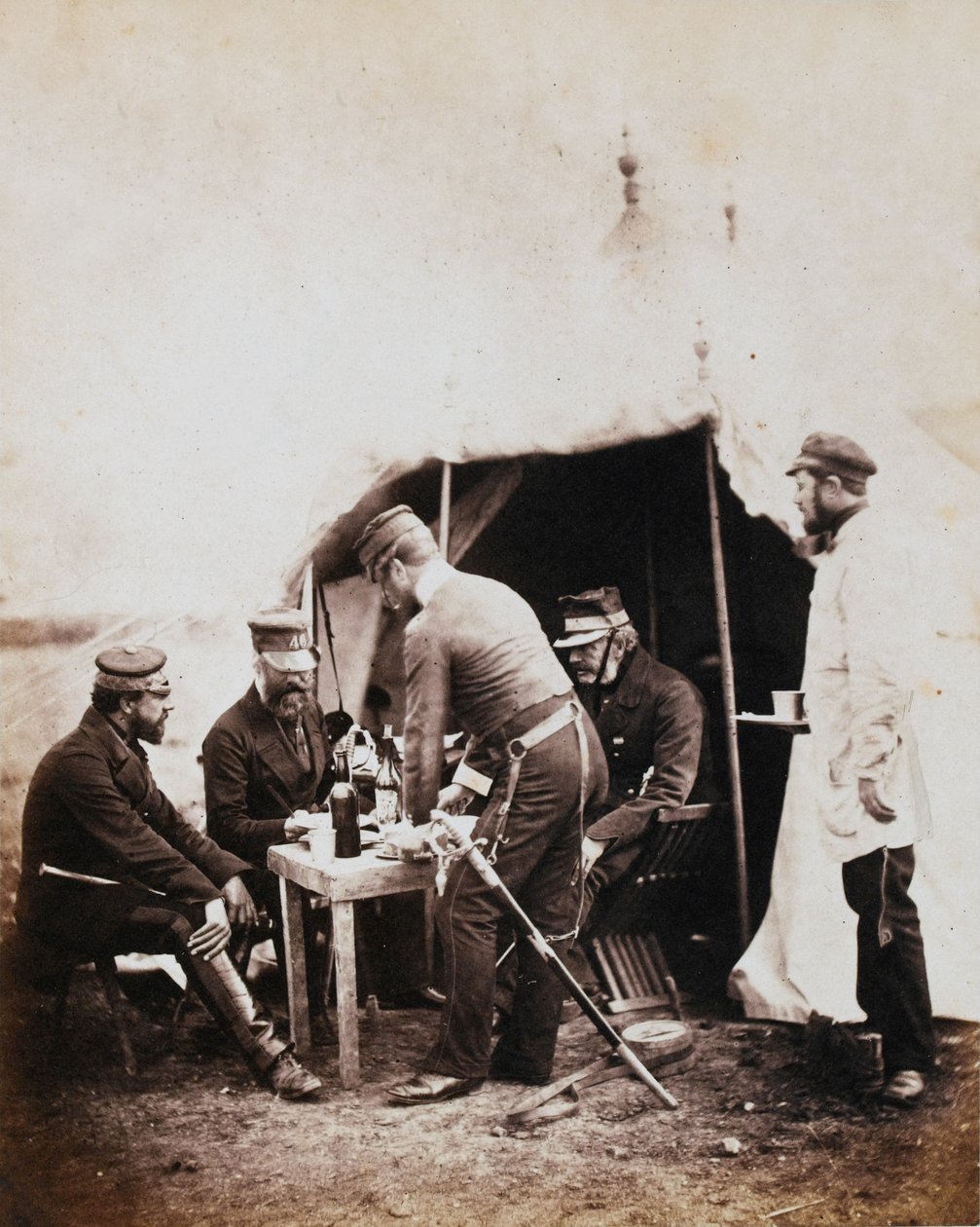 Robert Garrett dandártábornok és a 4. hadosztály tisztjei, a krími háborúval kapcsolatos 52 fényképet tartalmazó albumból. alkotó: Roger Fenton