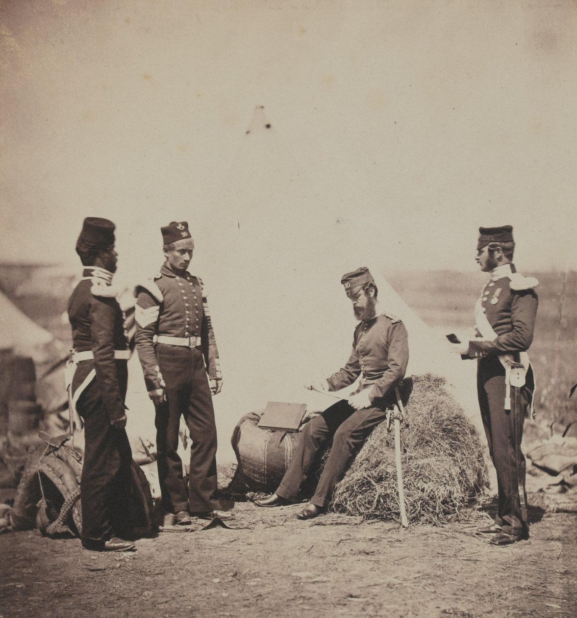 Mark Walker kapitány, a 30. (Cambridgeshire) Lábezred, általános parancsokat olvas, egy 52 fényképet tartalmazó albumból, amely az 1855-ös krími háborúhoz kapcsolódik alkotó: Roger Fenton