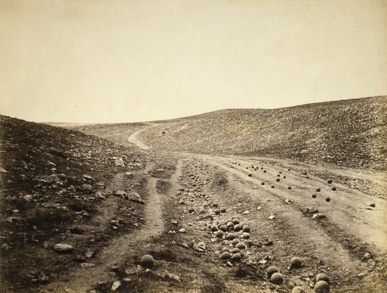 A Halál Völgye, a Fénydandár rohama után, 1855 (szépia fotó) alkotó: Roger Fenton