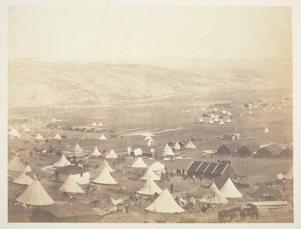 Lovassági tábor, Kadikoi felé nézve alkotó: Roger Fenton
