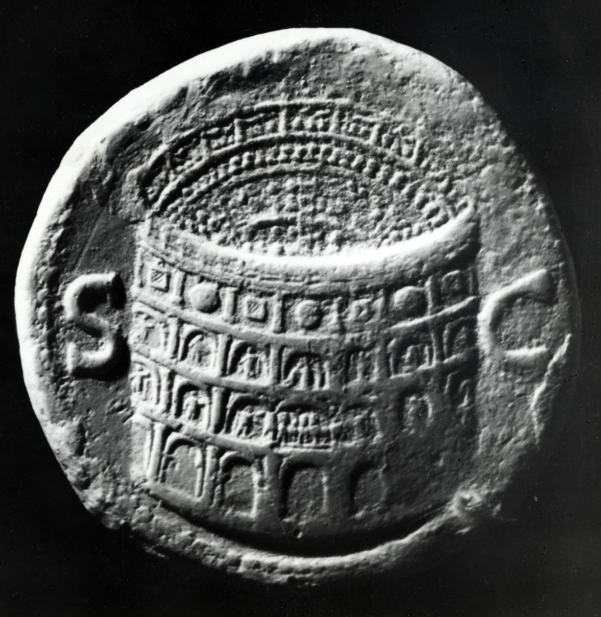 Sestertius sárgaréz, amely a Colosseum légi felvételét mutatja, i.sz. 80-81 körül (réz) alkotó: Roman