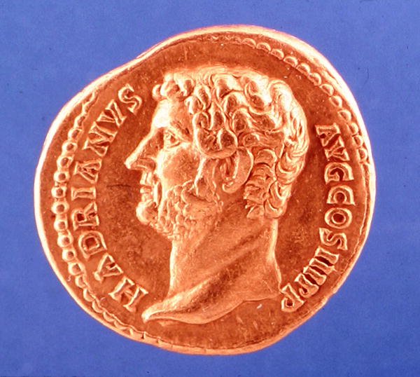 Hadrianus császárt ábrázoló érme (arany) alkotó: Roman