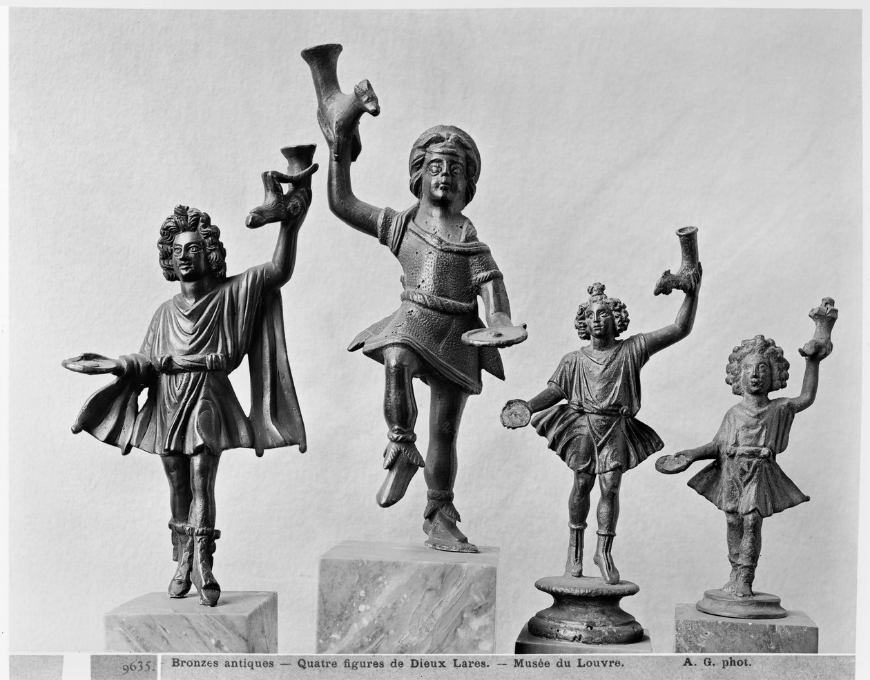 Lar négy figurája (bronz) alkotó: Roman