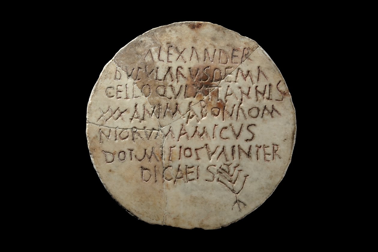 Sírkő: "Alexander, kolbászárus (butularius) a piacon (macellum), aki 30 évet élt, jó lélek és mindenki barátja", (márvány) alkotó: Roman