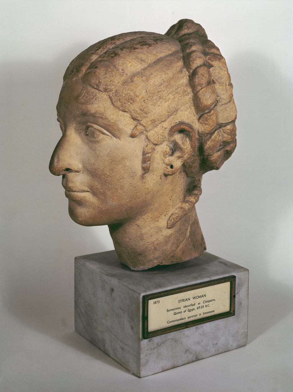 Egy nő mészkőfeje, VII. Kleopátrára emlékeztet, ie 50-30 körül (mészkő) alkotó: Roman