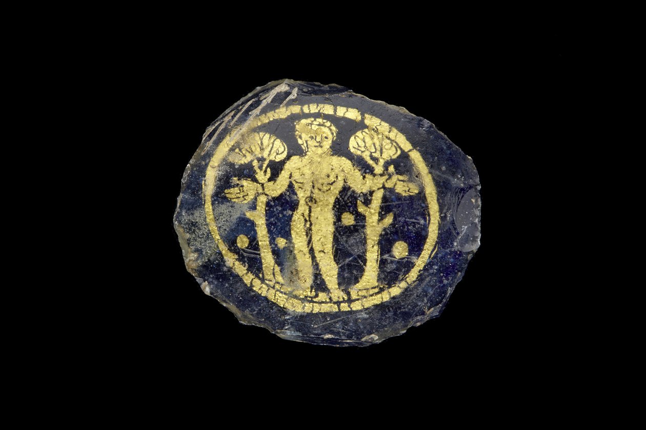 Medallion szakálltalan, rövid szőrű meztelen figurával két fa között, Kr.u. 3-4. század (arany és üveg) alkotó: Roman