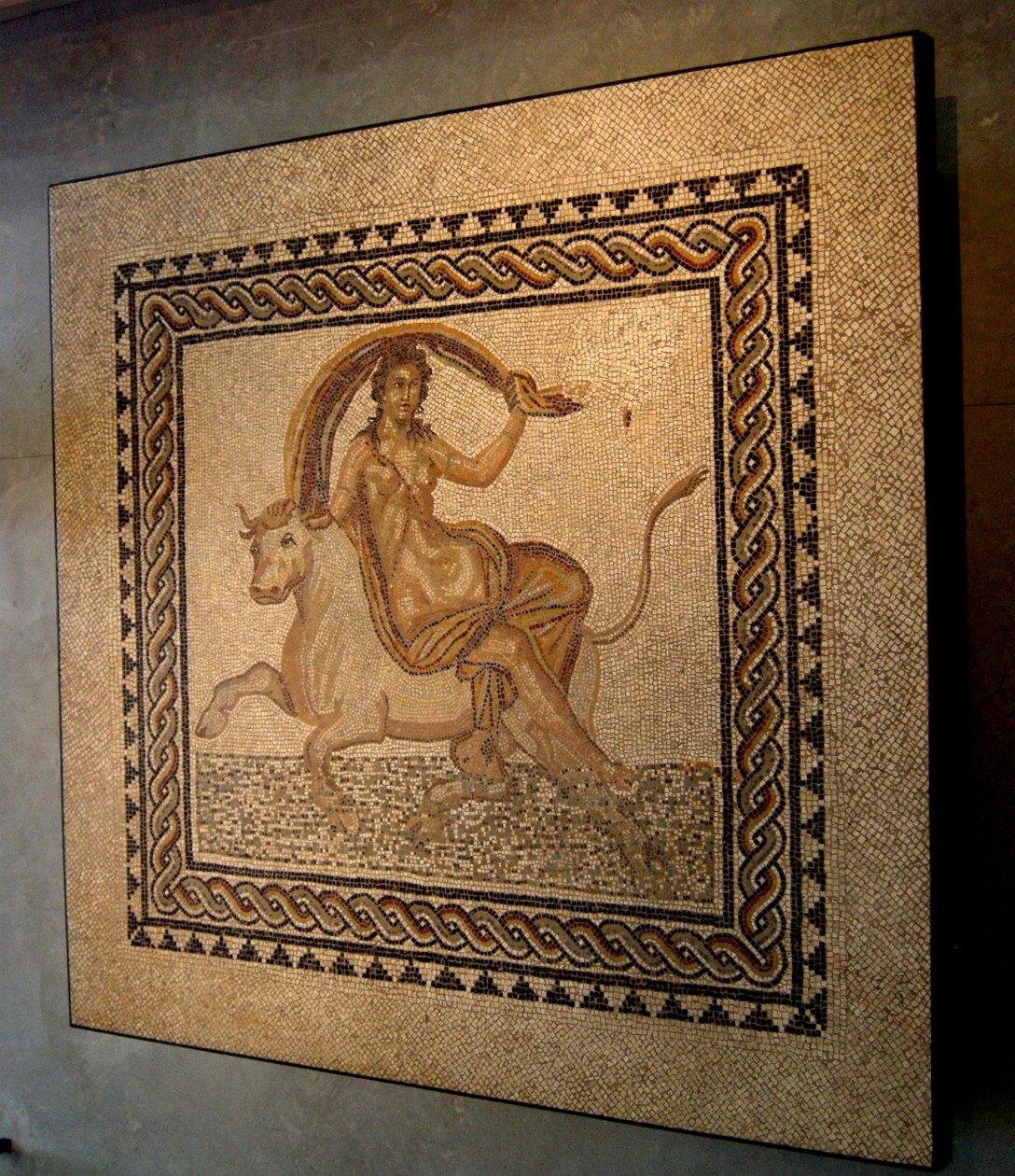 Mozaik: Ió megerőszakolása Zeusz által bikaként (mozaik) alkotó: Roman