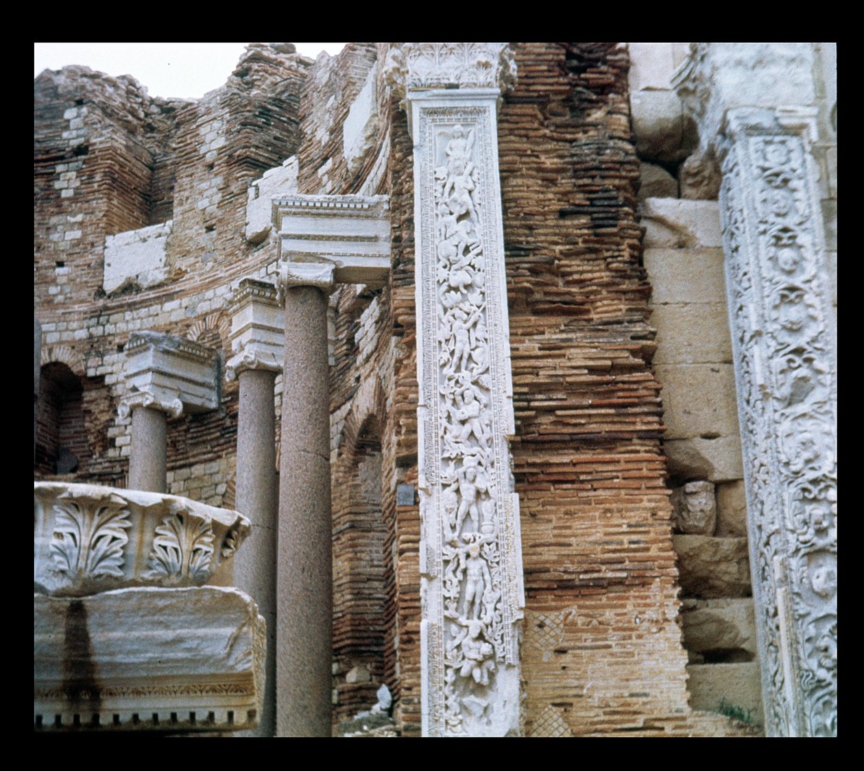 Pilaszterek a Severan-bazilikában alkotó: Roman