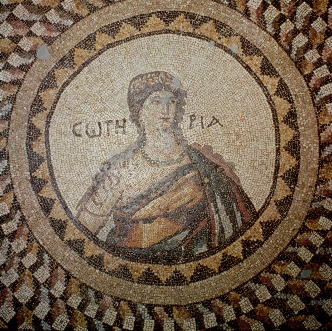 Női portré (mozaik) alkotó: Roman