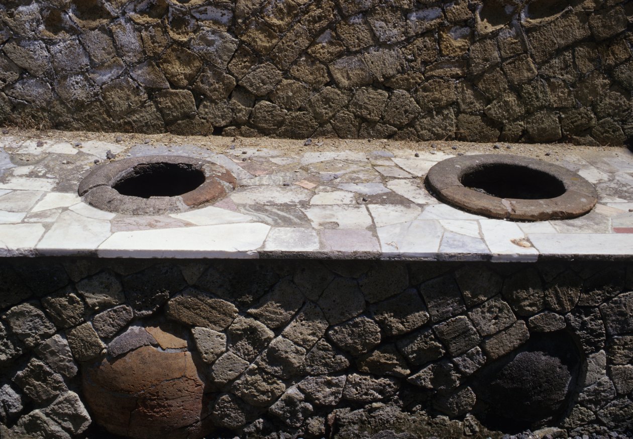 Termopolium (snack bár) restaurált maradványai a pultba helyezett tálakkal alkotó: Roman