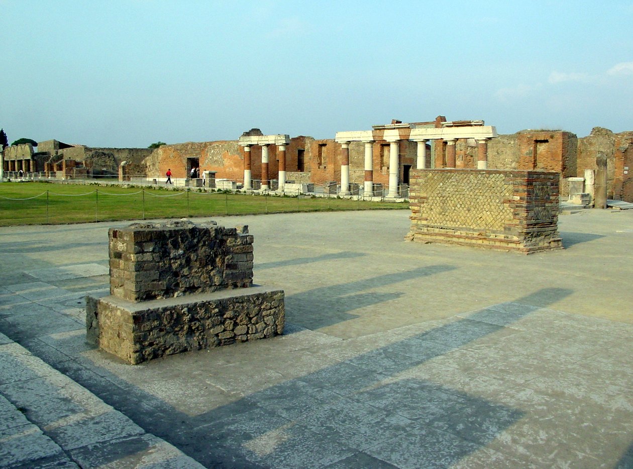 A fórum alkotó: Roman