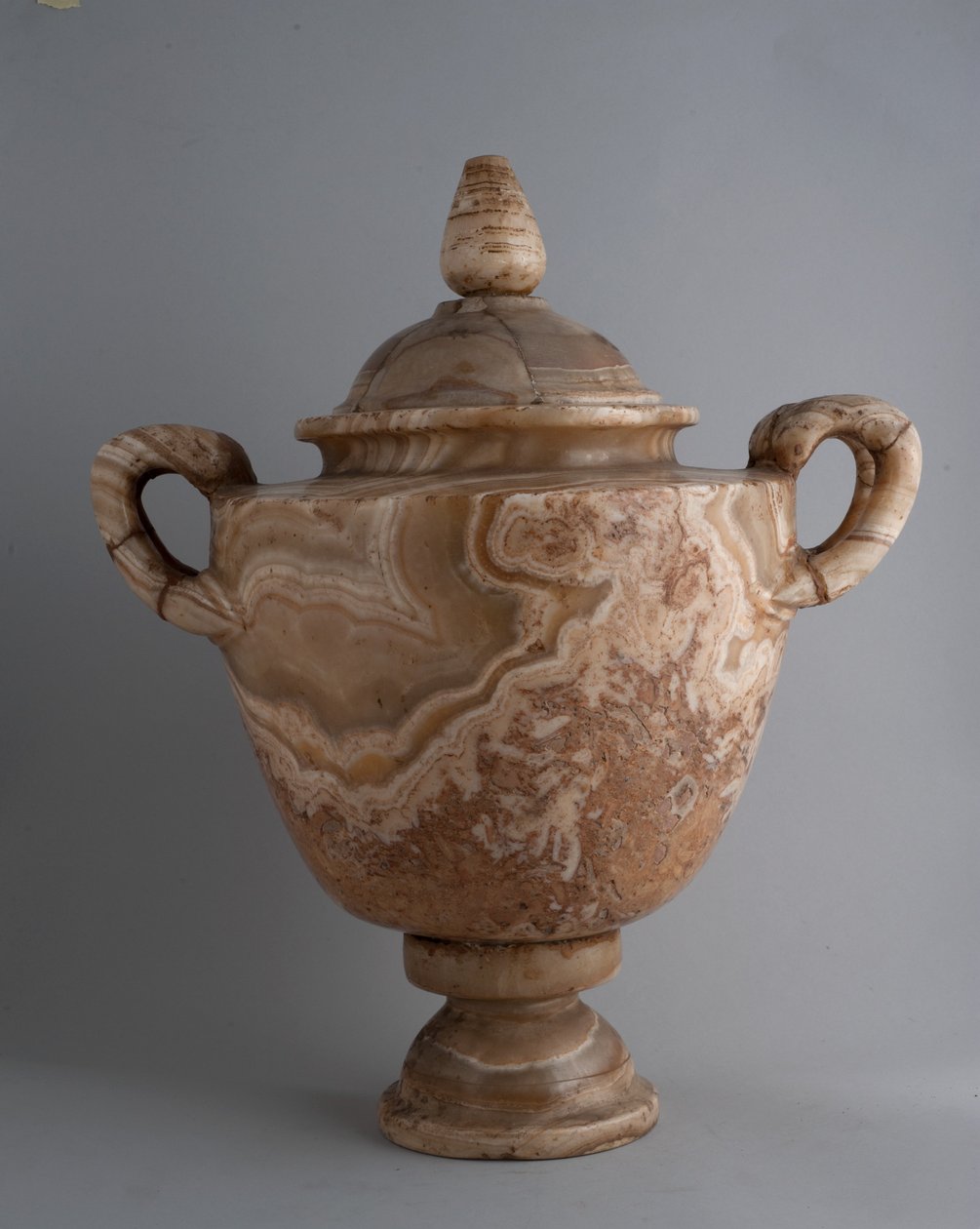 Urna (alabástrom) alkotó: Roman