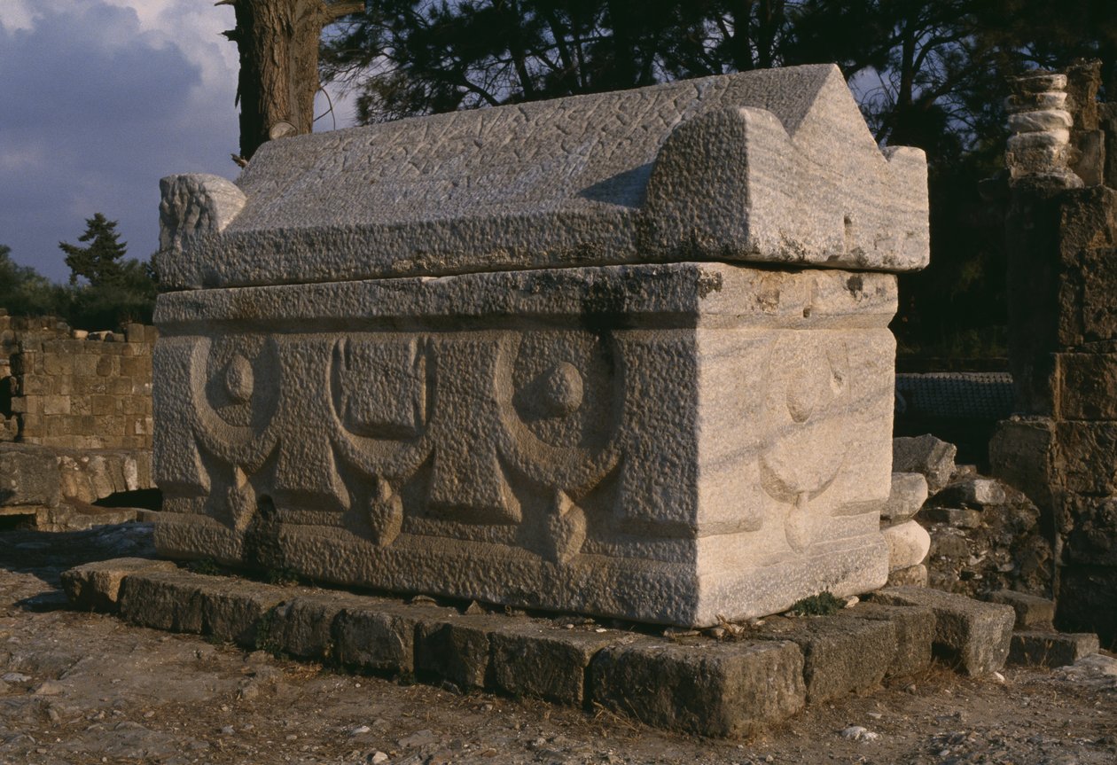 Egy szarkofág látképe, római temető alkotó: Roman