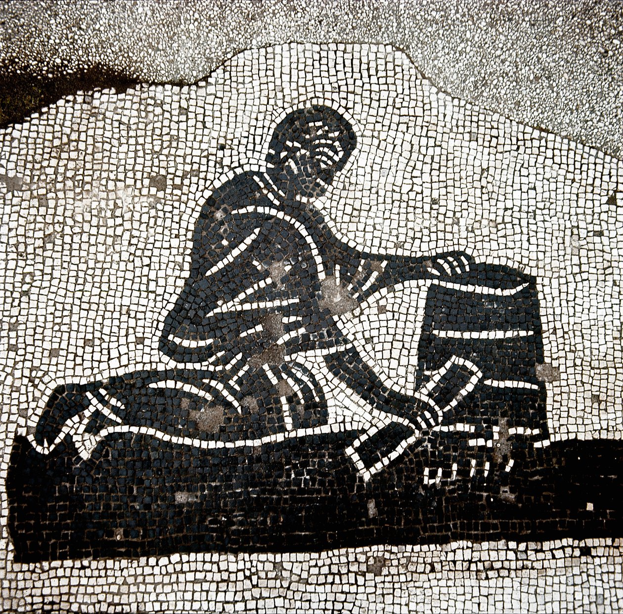 Egy munkás, aki egy perselyt tölt meg (mozaik alkotó: Roman