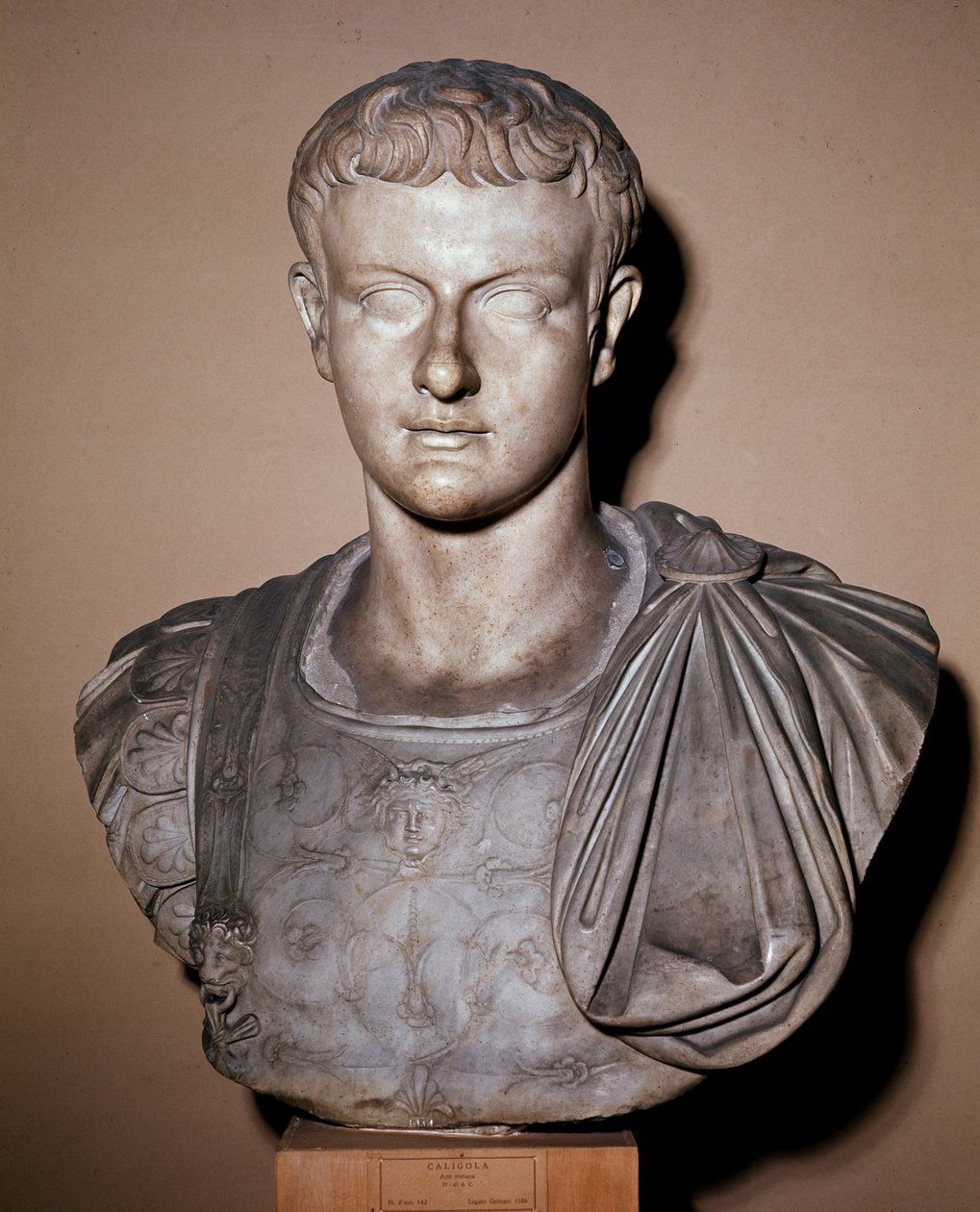 Caligula mellszobra (márványszobor alkotó: Roman