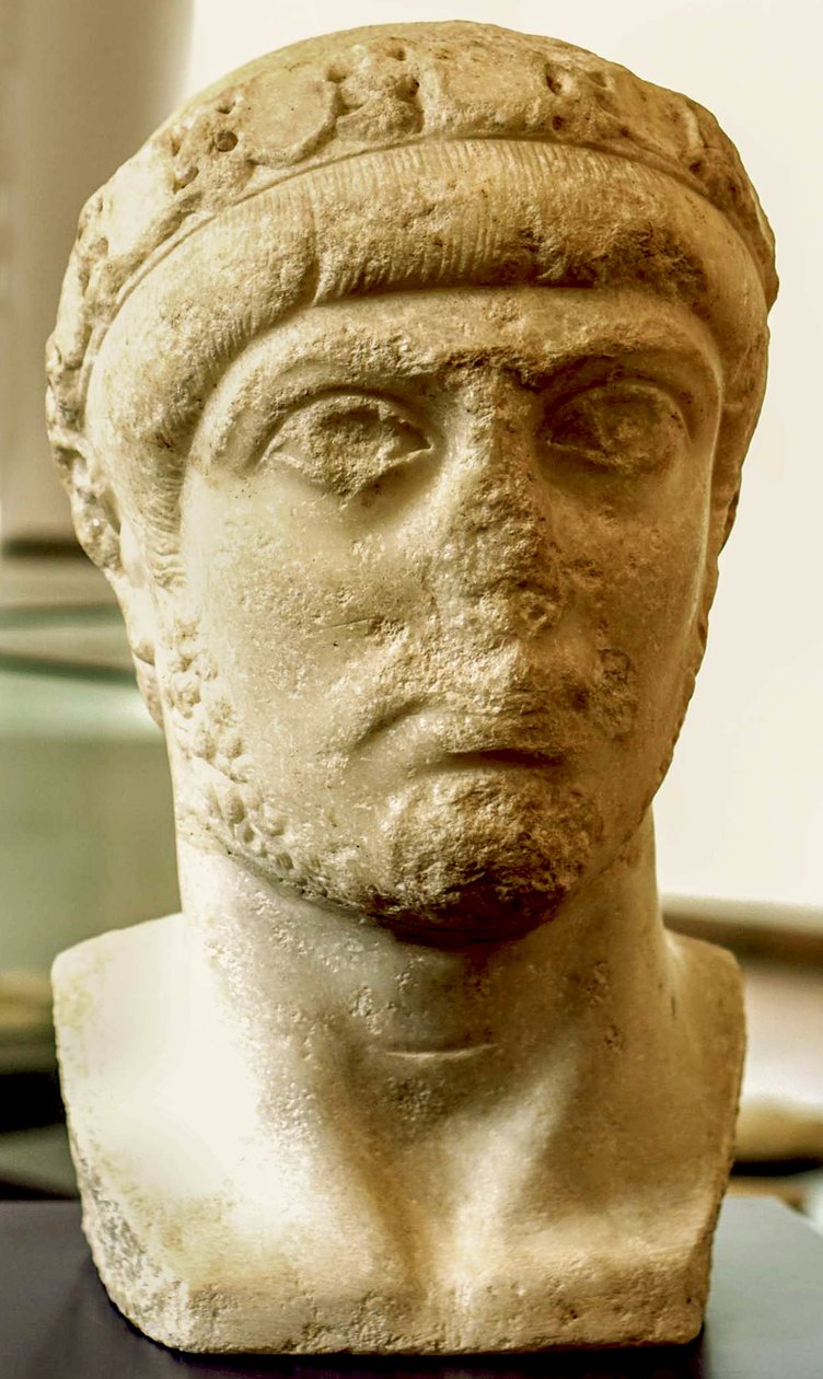 Gratianus császár mellszobra alkotó: Roman