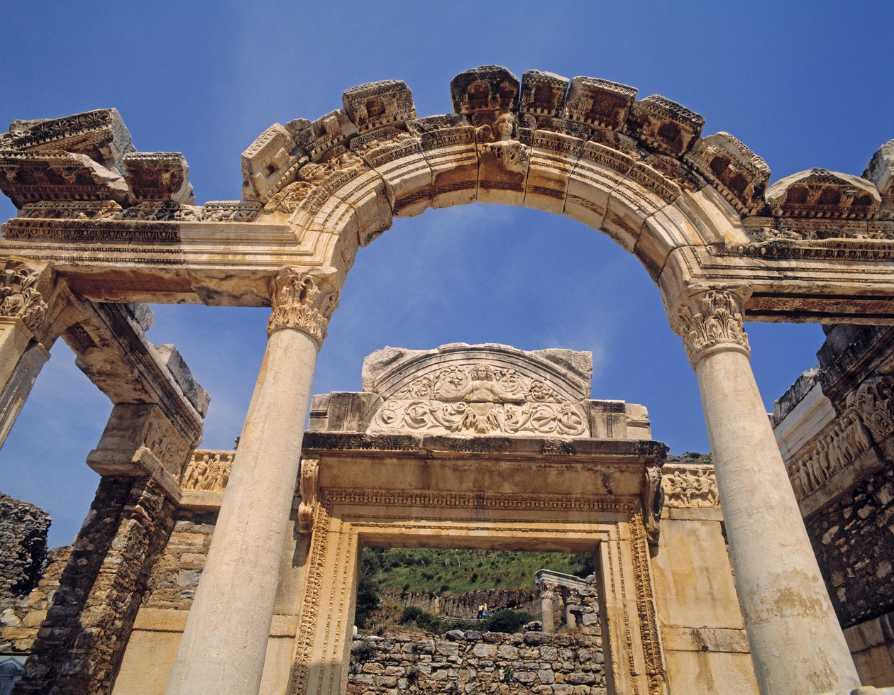 Hadrianus templomának homlokzata alkotó: Roman