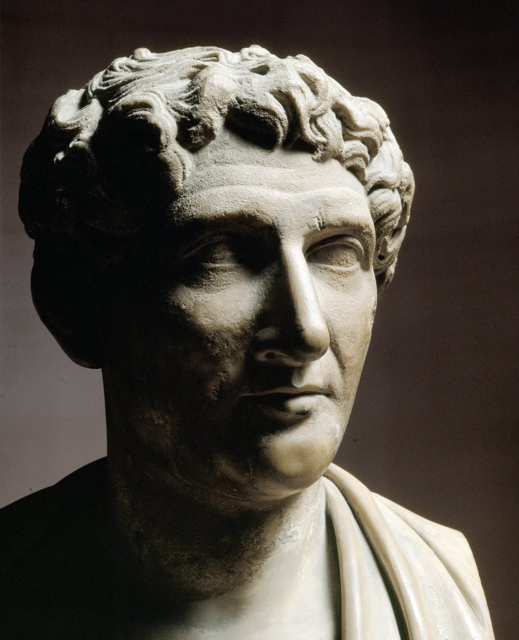 Ovidius feje (márványszobor) alkotó: Roman