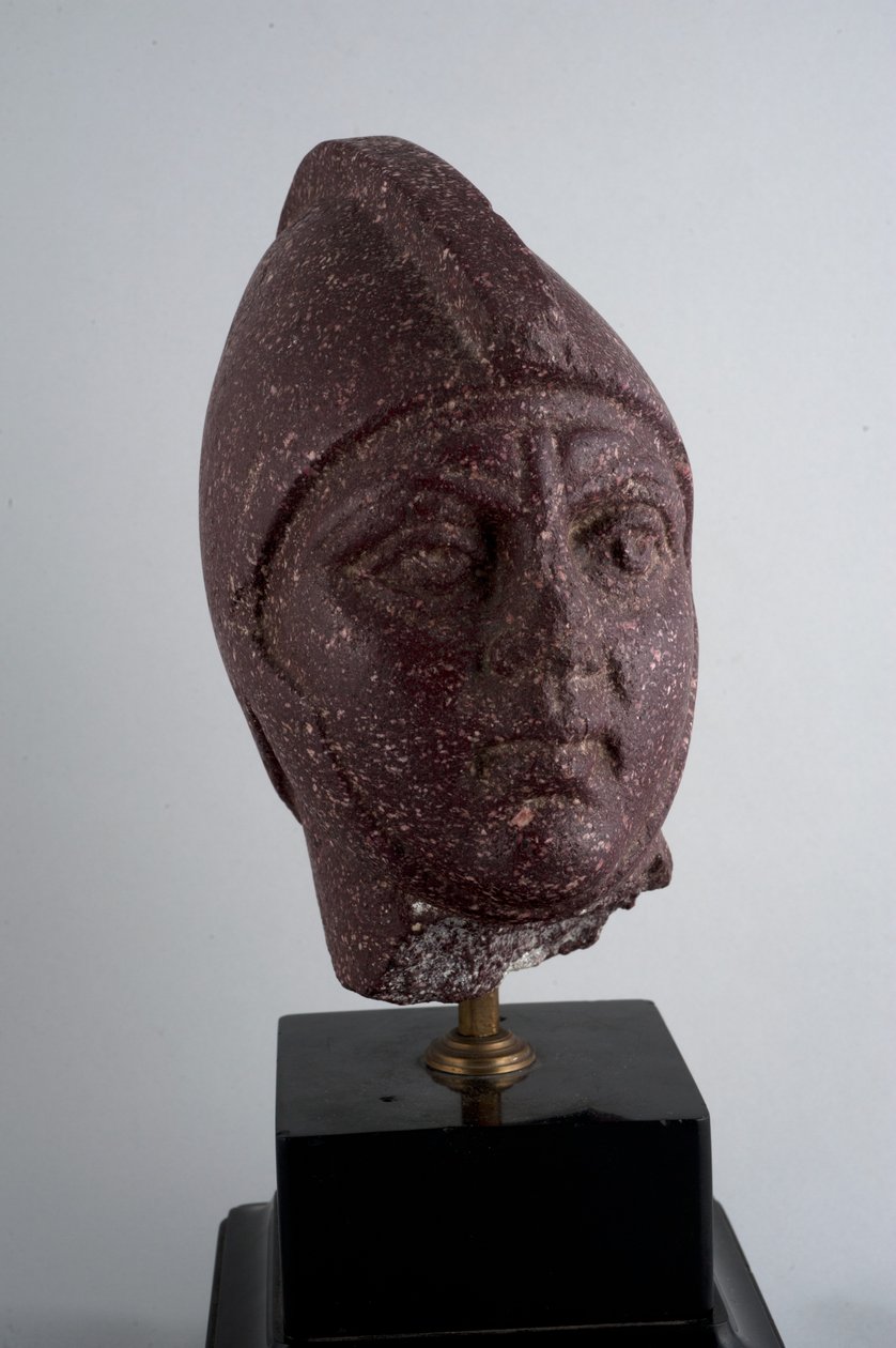 Harcos fej (vörös márvány) alkotó: Roman