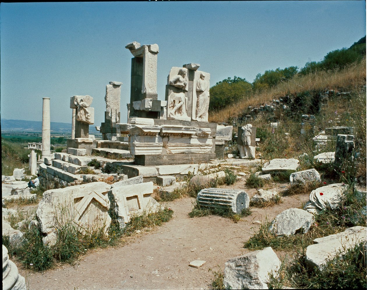 Kilátás a Memmius emlékműre alkotó: Roman