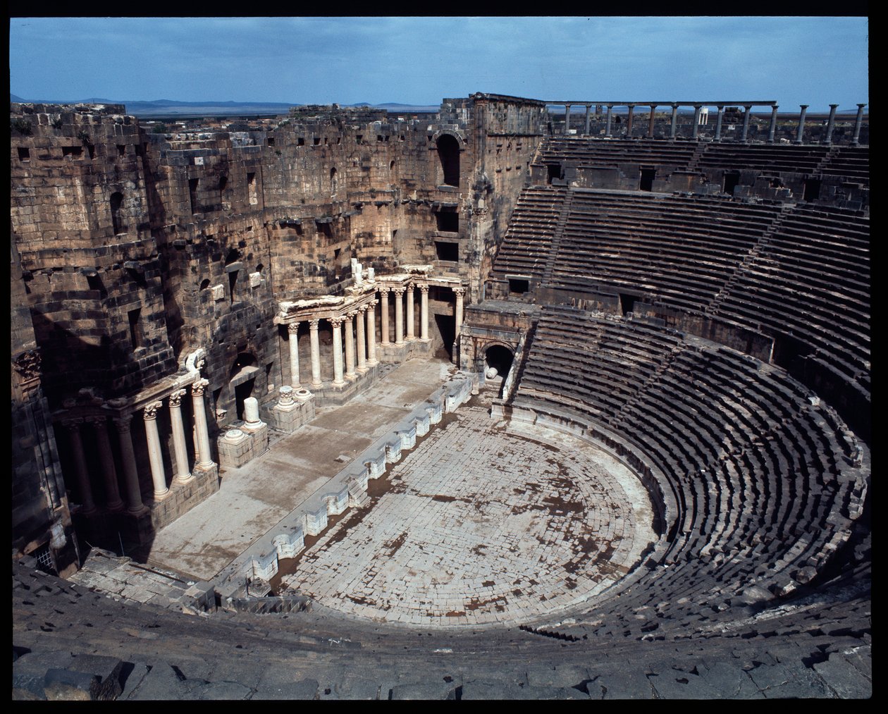Kilátás a színházra (fényképezés) alkotó: Roman