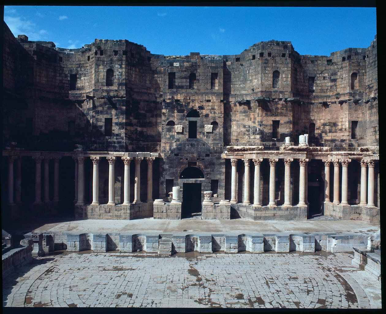 Kilátás a színházra (fényképezés) alkotó: Roman