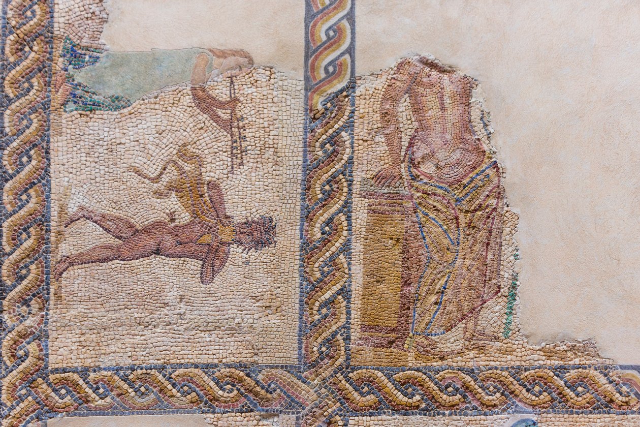 Részben sérült mozaikok láthatók alkotó: Roman Roman