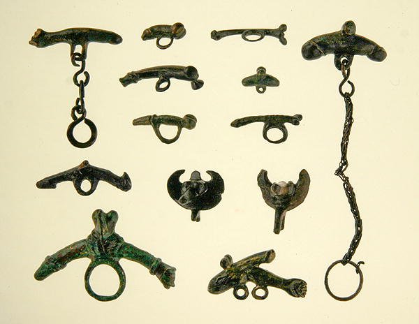 Phalloi amulettek (bronz) alkotó: Roman Roman