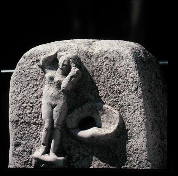 Szökőkút (márvány) alkotó: Roman Roman