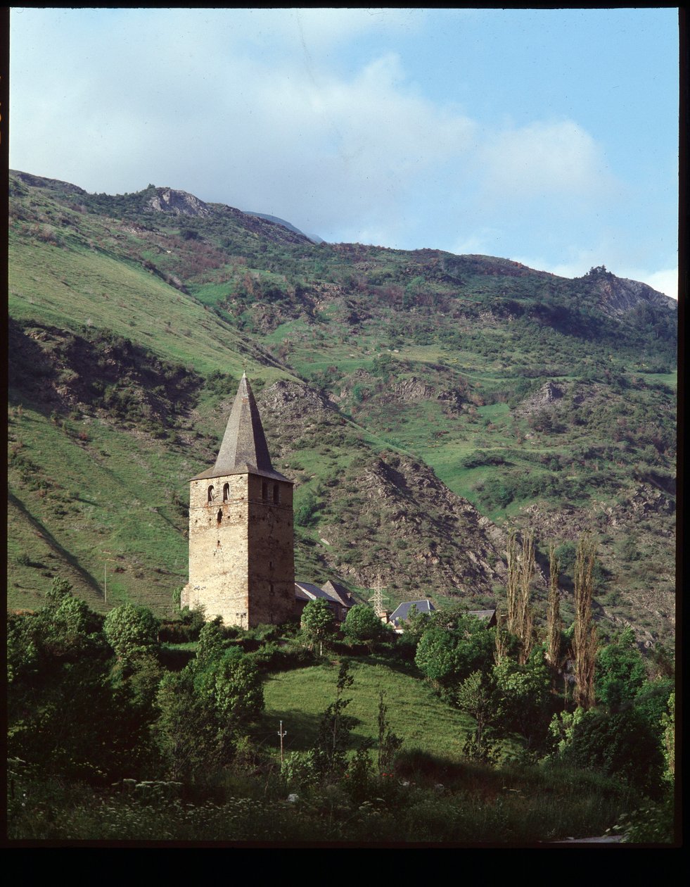 A templom harangtornya alkotó: Romanesque