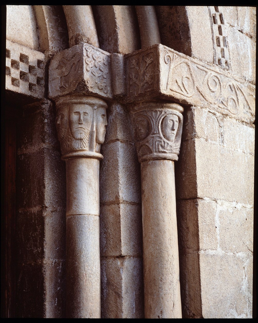 A templom fővárosai alkotó: Romanesque