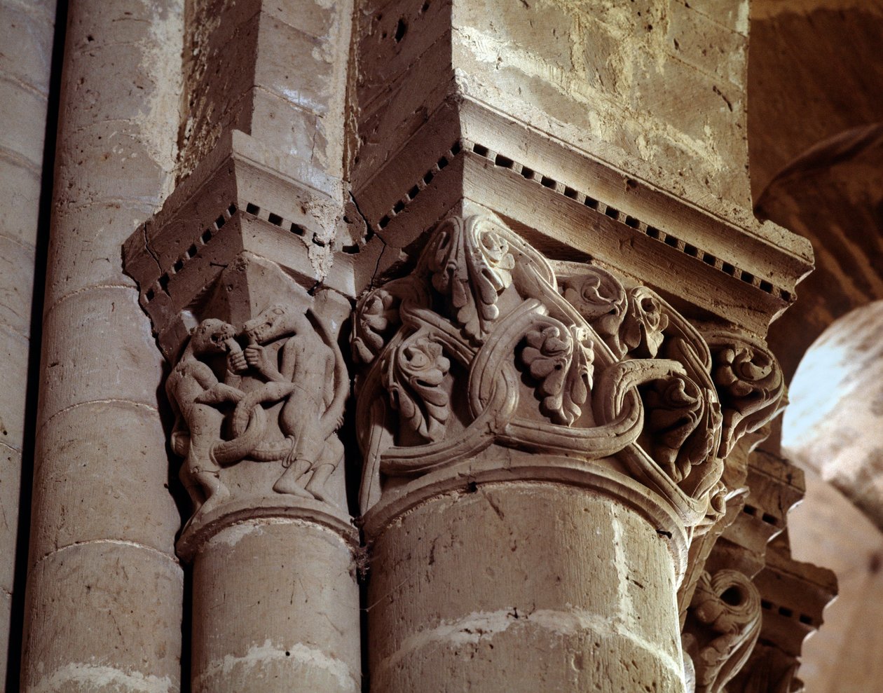 A hajó faragott fővárosa alkotó: Romanesque