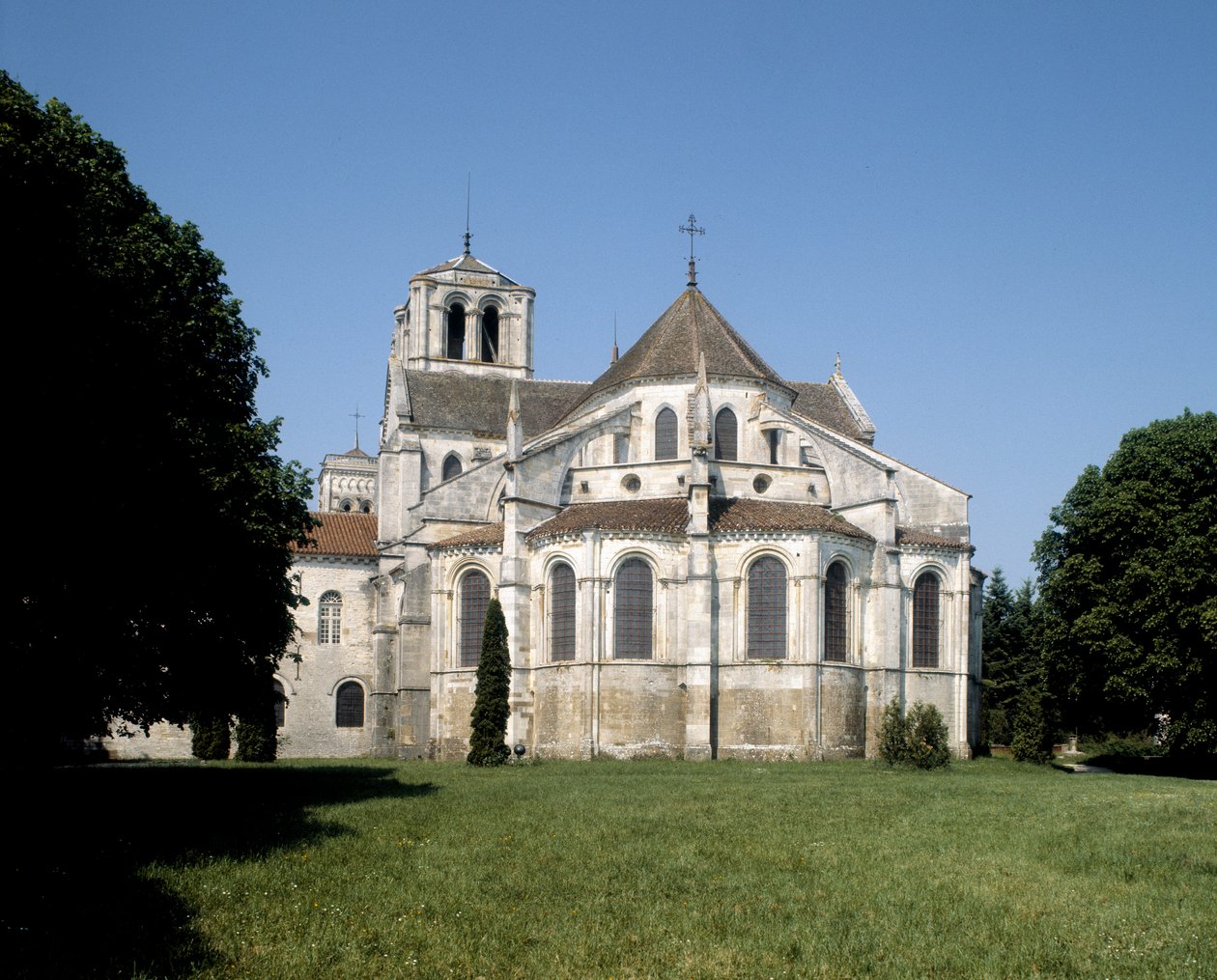 A Bazilika általános képe alkotó: Romanesque