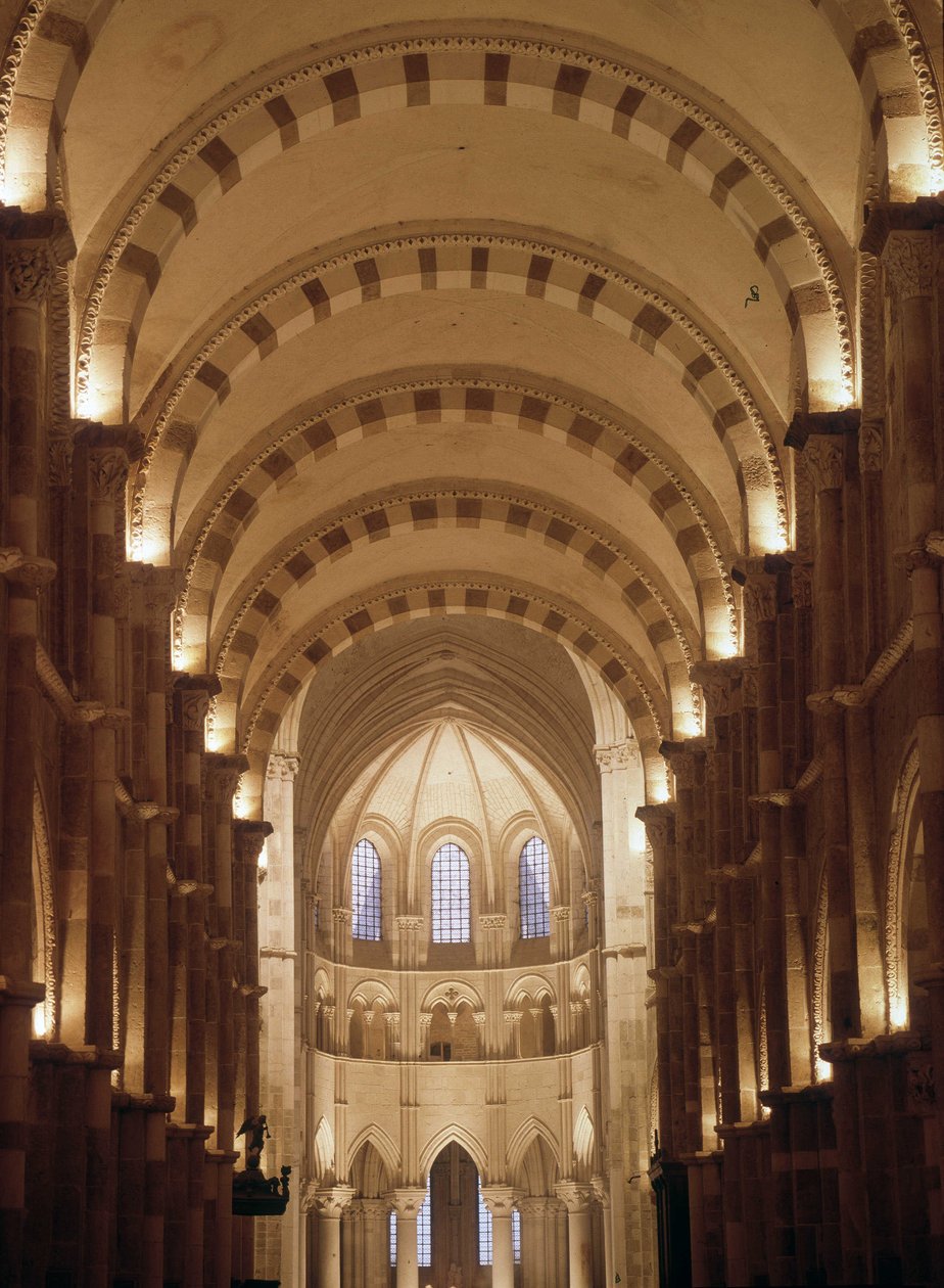 A Vezelay-székesegyház belseje alkotó: Romanesque