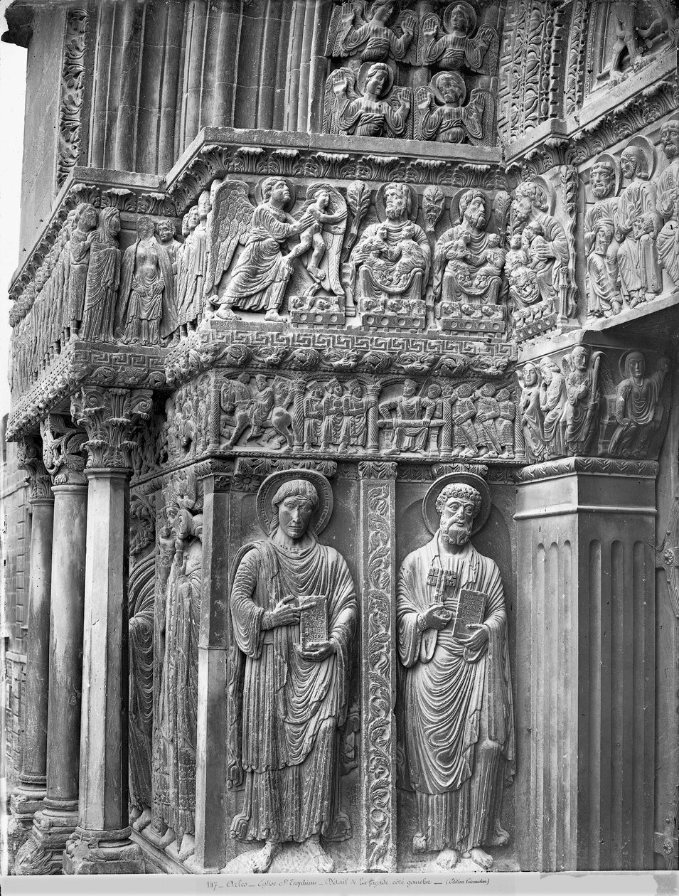 A templomi portál bal oldala alkotó: Romanesque