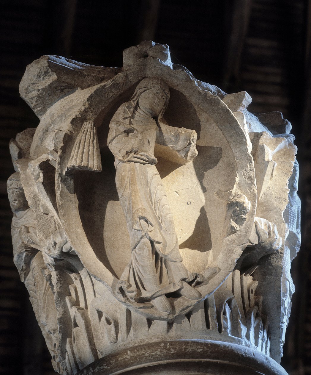 Prudence: A kórus fővárosa (szobor alkotó: Romanesque